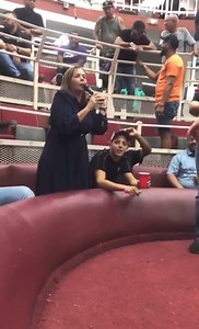 Alcaldesa PNP de Canóvanas, Lorna Soto, endosa al alcalde popular de Río Grande, Ángel "Bori" González en una gallera... dice comisionada residente, Jenniffer González, no ha hecho nada pprnlps galleros. Como está la campaña hoy día imagino la comisionada dirá que parecía la alcaldesa estaba ¿"medicada"? 😬😬 ¿Que opinan ustedes? | Alex Delgado