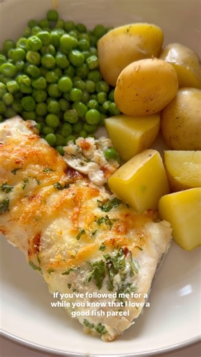 GRAB AND COOK CHEESY COD PARCELS- recipe below! If you have followed me for a while you will know that i love an easy fish parcel recipe and this is one of my favourite mid week go tos. They take minutes to make and taste fantastic. Ingredients, makes 2 parcels 2 cod fillets 2 tbsp creme fraiche 1 handful grated cheddar 2 tbsp breadcrumbs small handful chopped parsley Once defrosted, book at 180oc for 20 minutes on a baking tray opening the foil up at the top. These will cook in the airfryer at 