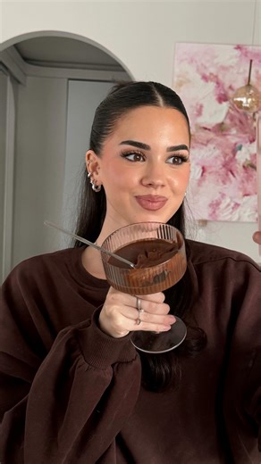 ay on Instagram: "vertraut mir und macht es nach!😭😍 Rezept für 3 Gläser: 125g Kakao Kekse 60g Zartbitter Schokolade 1 geoßes Glas Milch Butter #schokolade #rezept #dessert"