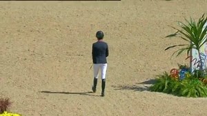 #JO2016 VIDEO : Pénélope Leprévost éliminée de la compétition individuelle du concours olympique de saut d'obstacles. La cavalière normande, numéro 4 mondiale, a perdu l'équilibre à la réception d'un saut et a chuté. L'article à lire sur C Cheval ------> http://tinyurl.com/h5axof4 | France 3 Normandie