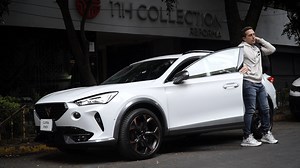 ¡Handshake Bar: donde la mixología se encuentra con la elegancia! Llegamos a bordo de #CUPRAHíbridoConectable a este speakeasy nominado a los #ReaderAwards2024, y Mejor Bar del Mundo en 2024. Aquí descubrimos un menú excepcional creado por Eric van Beek en conjunto con todo el equipo. No puedes dejar de probar su versión de la Piña Colada, el original Peanut Butter Jelly y el audaz Olive Oil Gimlet. Una experiencia que combina la sofisticación de CUPRA con la maestría de Handshake Speakeasy Bar 