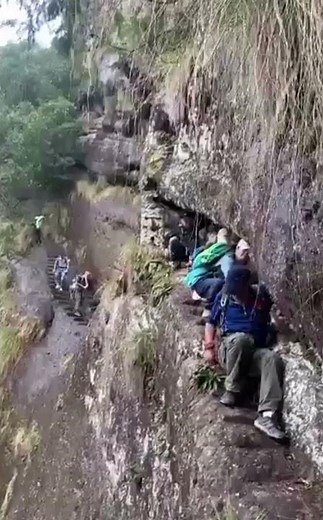 【中国】登山中の３０歳男性、誤って崖から転落