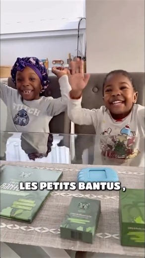 🌍Lingala • Transmission • Famille on Instagram: "💔 Tu veux transmettre la langue mais tu ne sais pas par où commencer. 💔 Et pendant ce temps, ton enfant grandit… sans ces mots. Voici une façon simple d’introduire la langue à la maison. Avec Les Petits Bantus, le lingala devient un jeu à partager en famille : 🎧 on écoute 🃏 on joue 😊 on rit … et les mots reviennent naturellement. Parce que transmettre, ce n’est pas être parfait ; c’est commencer, même avec peu. Pour découvrir le jeu → le lie