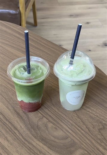 Leckeres Matcha im Café genießen