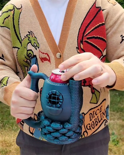 This 3D-printed cup holder is the perfect accessory for your next DnD game! 🍻🐉 | UNILAD Tech