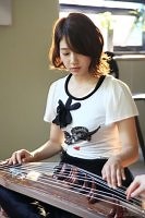 【侧拍】朴信惠弹伽倻琴,唱歌(你为我着迷日本见面会)