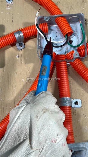 ⚡ Día 11: ¿Cómo hacer la conexión de un contacto GFCI? Hoy te enseñamos paso a paso cómo instalar un contacto con protección a tierra (GFCI), ideal para zonas húmedas como baños y cocinas. 🚿🔌 🔧 Evita riesgos eléctricos 💡 Aprende de forma práctica y sencilla 🏠 Mejora la seguridad en tu hogar 🎥 Sigue nuestra serie Aprende Electricidad en 30 días y conviértete en un experto desde casa. 📲 ¿Quieres saber más? Escríbenos aquí: https://wa.link/9u2cqp #AprendeElectricidad #ContactoGFCI #MasCapaci