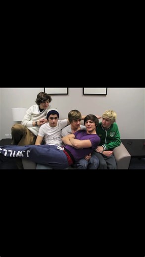 20/365 One Direction's greeting to their Facebook page #onedirection #onedirectionclipoftheday #1d #fyp