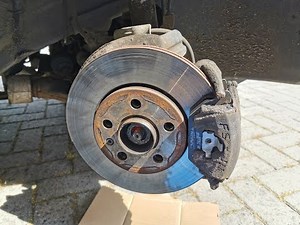 VW Fox- Scheibenbremse vorne wechseln (change disc brake)