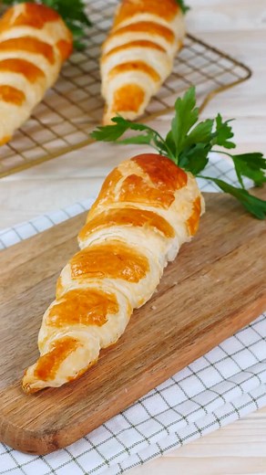 Perfekt für deinen Osterbrunch – herzhafte Schillerlocken! 🥕🫶🏻 #osterbrunch #herzhaft #schillerlocke #schillerlocken Zutaten: Für das Backblech: 6 Schillerlockenformen etwas Fett etwas Wasser Blätterteig: 600 g Frischer Blätterteig (2 Packungen) Außerdem: 1 Eigelb Füllung: 1 Bund Petersilie (glatt) 100 g Frühlingszwiebeln 200 g Fetakäse 200 g Doppelrahm-Frischkäse 150 g Dr. Oetker Crème fraîche Classic 2 EL Zitronensaft Salz frisch gemahlener Pfeffer Zubereitung: 1. Vorbereiten Backblech fett