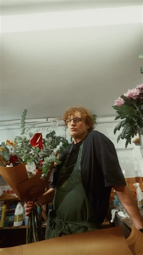 Polyamorous Athens / Sip, Shop & Bloom | Ο Τριαντάφυλλος Βαλεντίνος, ο πριαπισμός του ανθούριου, οι συμπλοκές με τα μπουκέτα και άλλα γλαφυρά ενσταντανέ, αποκλειστικά στο... | Instagram