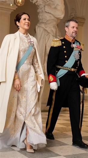 Dominik Katzinger on Instagram: "King Frederik and Queen Mary arriving at Christiansborg Palace to host the final of five new year’s receptions this morning! The King Couple was transported to Christiansborg in a golden carriage through Copenhagen. This is a long-standing tradition, though during Queen Margrethe’s reign, this carriage procession took place on both reception days. (The reception for the diplomatic corps took place yesterday and the royals went there by car.) This was changed a fe