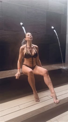 Alba Parietti Officialpage on Instagram: "Mi volevate senza filtri e con le luci( dall’alto ) peggiori ? Eccovi finalmente accontentati, mi volevate senza inganni ? 😉 Ebbene sì sono piena di difetti in questo video , ma mi piaccio lo stesso perché sono la persona che voglio essere 😉evviva Santo Stefano … @qcterme @courmayeur"