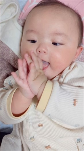 お手手パチパチにハマってる次男👏 / Our younger son is obsessed with clapping his hands.