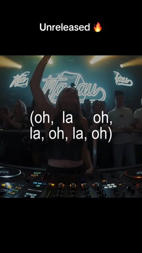O Mundo Interior Funk: Tita Lau's Live Performance