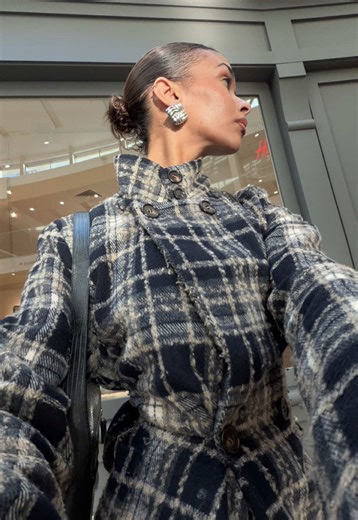 Achieving 1950s Dior Style with a Baggy Trench Coat