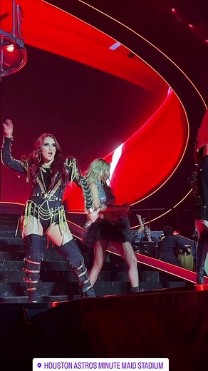 Trecho de “Tras De Mi” na Soy Rebelde Tour de hoje! #Anahi #RBD #Rebelde #soyrebeldetour @Anahí