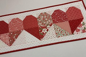 Quilted Valentines Day Table Runner, Valentine Hearts and Flowers, Patchwork Hearts Table Runner, Valentines Day Decor, 12" X 31" - Etsy