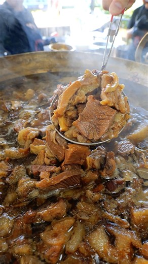 ทีเด็ดเนื้อตุ๋นซุปข้นที่สุดในวงการ รอพิสูจน์ที่เสรีไทย น้ำซุปที่ข้นแน่น กลิ่นยาจีนบางๆ น้ำซุปเนื้อหนามันวาว . เคี้ยวกระดูกนานกว่า 8 ชั่วโมง ถ้าชอบสายน้ำซุปเช็งๆมาร้านนี้ไม่ตอบโจทย์แน่นอน เพราะของเค้าข้นจริง ส่วนเนื้อตุ๋นนั้นก็นุ่ม ใช้เป็นเนื้อสามชั้นที่มีมันแทรก . ยังมีน้ำเงี้ยว ข้าวซอยเหนือที่เหนือจัด เข้มข้นรุนแรง . อีสานฮาลานก็ทำถึง เนื้อย่างนุ่มหอม ระดับสเต็ก ถ้าอยู่แถวเสรีไทยอยากหาร้านเนื้อตุ๋นน้ำซุปเข้มข้นมาร้านนี้ตอบโจทย์เลย 🔔 : ฮาน่า ก๋วยเตี๋ยวเนื้อตุ๋น 📍 : เสรีไทย 53 ⏰ : 09.00-22.00 ☎