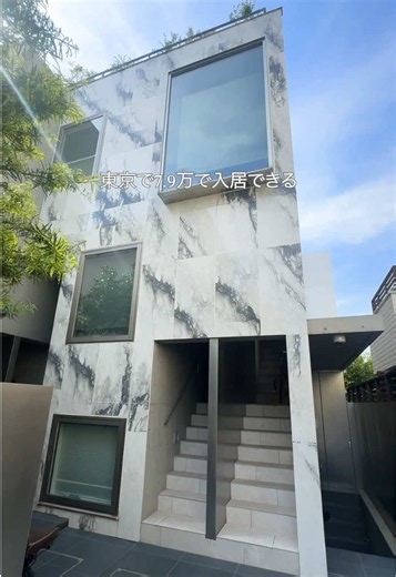 東京で7.9万で入居できるお部屋を見つけました . 神楽坂の路地裏散策や、お気に入りのビストロ開拓が休日の楽しみになりそう。 駅前の喧騒から少し離れた、穏やかな空気が流れる住宅街に佇む1LDK。 . コンクリ天井にダクトレール照明が映える、洗練されたデザイン。 無機質さと温かみが心地よく調和した空間です。 二人暮らしでもおすすめな間取りになっています。 . 南向きの多面採光で、複数の窓から自然光がやさしく届くリビング。 こだわりの家具を並べて、陽だまりの中でコーヒーを飲むのも良さそう。 . 洋室は引き戸でフレキシブルに仕切れる仕様。 普段は開け放して、ひと続きの開放的な空間として広々と使うのも◎ 頼もしいWICも備わっており、寝室をすっきりと保てます。 . 水回りはキッチンの背後にぎゅっとまとまった配置。 日々の家事動線がコンパクトに完結するため、忙しい朝もスムーズに動けそう。 食洗機付きで、食後のリラックスタイムを少し長めに取れるのも嬉しいポイントですね。 . 一方で、リビングが少し変則的な形をしているため、大型のテレビやソファを置く際は事前のレイアウト確認をしておきたいところ。 お