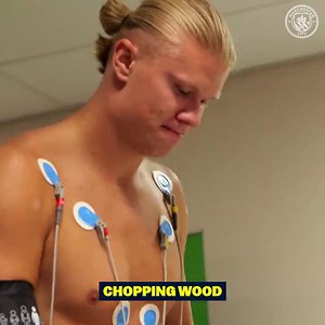 22K views · 166 reactions | - Cum te-ai antrenat în vara asta, Erling? - Păi tatăl meu m-a pus să tai lemne în pădure. Pare că Haaland va fi și mai bun în acest sezon pentru Manchester City. Până la primul meci, norvegianul își sărbătorește duminică cea de-a 24-a aniversare. | We Love Sport | Facebook