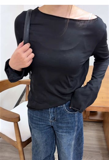 Comfy outfits can still be hot 🥵 #girlsbelike #wardrobeessential #springfashion #sweatshirt #oneshouldertop