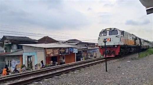 Rangkaian Kereta Api Wisata Jaka Lelana Menlintas di Jalur Sukabumi Vodeo : Anton Hendri | KOTA SUKABUMI