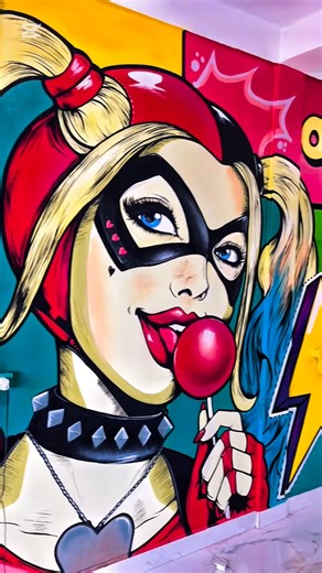 Monk Art on Instagram: "El Arte es nuestro refugio 🥰 En Monk Producciones CA no solo pintamos paredes, creamos universos. Elevamos la estética del Pop Art Comic para unir a dos leyendas: la rebeldía de Harley Quinn y la elegancia eterna de Marilyn Monroe. 🎨✨ ¿Quién dijo que el arte no puede ser peligrosamente hermoso? 💄🃏 . . . Arte para la familia de @sweetprint.1 . . . Team @monk_work @happynessarts @monk_arte @jupifer.art ¿Eres más Team Harley ❤️ o Team Marilyn 💛? Te leo en los comentario