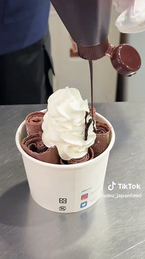チョコロールアイス｜天王寺のロールアイス専門店で−10℃の鉄板体験