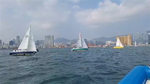 What a lovely day for racing! 61 boats signed on for the first event of the Top Dog Trophy Series 2025-2026: the World Maritime Merchants Forum Lipton Trophy, which started today in the harbour with 8 to 10kts of breeze. World Maritime Merchants Forum Lipton Trophy #rhkyctopdog #rhkyc #rhkycliptontrophy Title Sponsor: World Maritime Merchants Forum Partners: Helly Hansen , Sail-World | Royal Hong Kong Yacht Club (RHKYC)