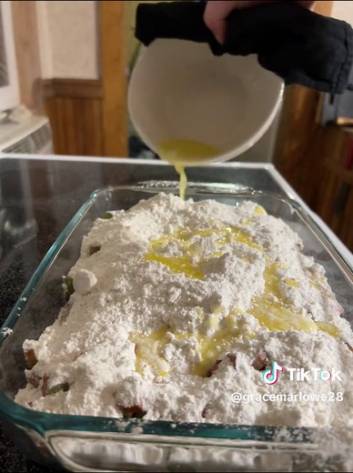 Easy Rhubarb Dump Cake Recipe for Spring