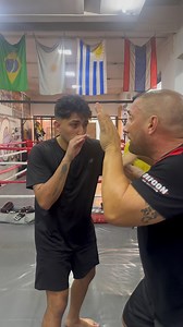 En DEFCON System, entrenamos más allá de las herramientas. 🗡️ El trabajo con cuchillo no solo refuerza habilidades defensivas, sino que también desarrolla reflejos, precisión y control motor que se traducen directamente a la efectividad a mano vacía. 💪⚡ ⁣ Aquí mostramos cómo el uso del cuchillo se convierte en un puente para mejorar tu capacidad de reacción y adaptabilidad en cualquier situación. La verdadera arma siempre eres tú. 🖤 ⁣ #DEFCONSystem #TrabajoConCuchillo #DefensaPersonal #Habili