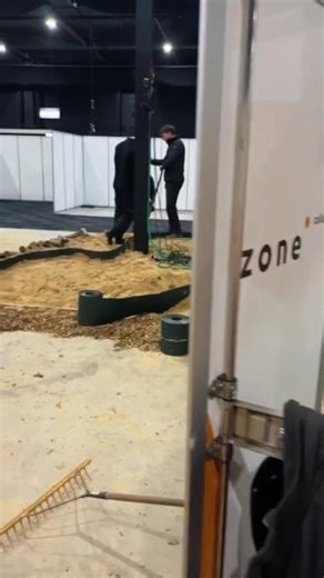 Onze studenten van de opleiding Tuin & Landschap zijn hard aan het werk voor De Groene Sector Vakbeurs, die aanstaande week plaatsvindt. Met vakmanschap, creativiteit en teamwork bouwen zij aan de Tuin van de Toekomst 🌱 📍 Evenementenhal Hardenberg 🗓 13, 14 & 15 januari 2026 ⏰ 13:00 – 21:00 uur 👉 Bekijk de Tuin van de Toekomst op de Groene Sector Vakbeurs 2026! #TuinVanDeToekomst #opleidingTuinEnLandschap #GroeneSectorVakbeurs # | Zone.college