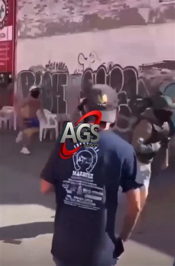 🚨📹 Tensión en la Central de Abastos de San Luis Potosí. En redes circula un video donde presuntamente cargadores corretean a elementos de la Guardia Civil Estatal, luego de que intentaran realizar una revisión tras un reporte por posible consumo de sustancias ilícitas. ⚠️ Un elemento resultó herido y fue trasladado a la Clínica 50 del IMSS. La situación ya genera fuerte polémica en SLP. #AgsRadioTvNoticias | Ags Radio Tv
