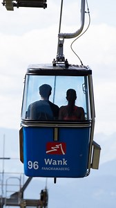 Der Wank ruft! Pünktlich zum Osterwochenende öffnet unsere heißgeliebte Wankbahn. 🚡⛰️☀️ Ab Karfreitag, dem 18. April 2025, ist es soweit und wir starten mit unserem Panoramaberg in den Sommer. Mit dem Start der Sommersaison am Wank öffnen auch die zugehörigen Restaurants. 👉🏻 Sonnenalm: täglich von 9-16:30 Uhr 👉🏻 Wankstüberl: täglich von 10-17 Uhr Schnappt euch eure Liebsten und genießt den einmaligen Ausblick am Wank! 🧡 📸 @fendstudios_com 📹 @ch_a_r_l_y_ @garmischpartenkirchen_official #w