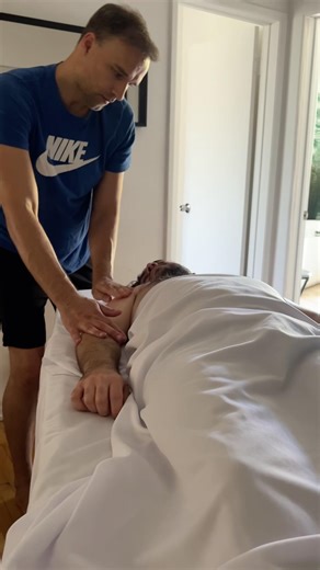 How pros do deep tissue massage #massage #tutorial #technique