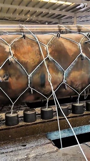Securing wire mesh tightly around cylindrical drum