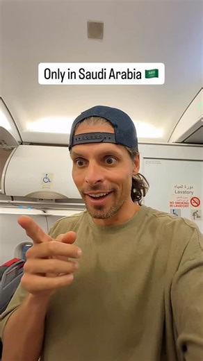 Welcome to Saudi Arabia. 😁🇸🇦 Only in GCC countries you will find a bird sitting next to you on the plane! 😁🦅 Falcons are famous pets in the Gulf countries and treated very well. A tradition that goes back centuries. So when flying from Gulf country to Gulf country look around you and you might have a fellow passenger that does not really need a plane to fly! 😉 #saudi #ksa | Traveltomtom