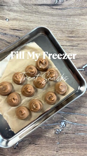 Fill my freezer…..with treat snacks! 👌🏼 I love having a stocked freezer and with the kids back to school next week I am getting ahead with some treat snacks I can grab for packed lunches! 😍 🤍 Chocolate chip mini loaves 🤍 Cookie dough 🤍 Lemon flapjacks 🤍 Biscoff NYC Cookies #fillmyfreezer #snackprep #kidspackedlunch #organisedmum #homemadefood