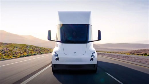 Tesla livre enfin son premier camion Semi avec triple moteur et recharge à 1400 kW