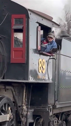 SRC 89 passing through carpenters #train #railfan #pennsylvania