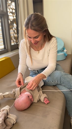 Jessica Hoock - echter Mamaalltag | Frühchen | Zwillinge on Instagram: "Teil 1 Am 14.11. haben wir erfahren, dass wir unsere Kinder – unsere Söhne – schon in der darauffolgenden Woche mit nach Hause nehmen dürfen. Wir waren völlig überrascht. Irgendwie hatten wir innerlich mit Dezember gerechnet. Da war so viel Freude. So viel Aufregung. Und gleichzeitig dieses leise Zögern im Herzen. Weil wir uns kaum getraut haben, uns wirklich zu freuen. Aus Angst, dass es doch noch Rückschritte geben könnte.