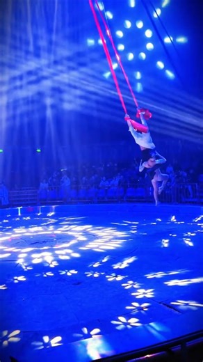 Two acrobats perform for the audience on a dreamlike stage🥳