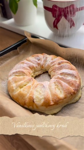 Klaudia Markovič on Instagram: "Chceš koláč ktorého príprava aj s pečením trvá cca 35 minút? Mám tu pre teba presne jeden taký. 😊 1 chladené lístkové cesto 1 puding vanilka od @amylon.cz (varíme z 350ml mlieka kvôli hustote) -osladíme podľa potreby , ja som použila 2 PL cukru 1 nastrúhané jabĺčko Práškový cukor na posypanie Pečieme v teplovzdušnej rúre 20-25 minút pri teplote 205*. #dobruchut #kolac #sweet #listkovecesto #peciem"