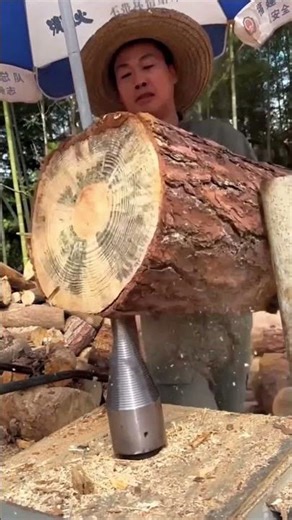 Wood splitting process with a conical drill bit