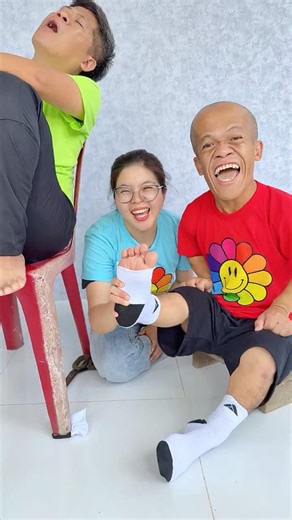 Help me !!!🧦🪑✂️