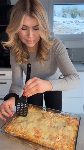 Melanie Gepfner on Instagram: "Dieser Kartoffelauflauf ist zuuu gut. Den lieben hier alle Probieren lohnt sich ✨ Gern speichern Du brauchst: für 4 Pers. 1kg gekochte Kartoffeln 500g mageres Rinderhackfleisch 100g Streukäse light 1 Zwiebel gewürfelt 1 Knoblauchzehe gerieben 2 Möhren geraspelt 1 Paprika gewürfelt 1 EL Olivenöl Creme: 300g Natur Joghurt 3,5% 100ml Milch 2 EL Miracle Whip Salz/ Pfeffer Zubereitung: Kartoffeln kochen ( gehen auch vom Vortag ) und in eine Auflaufform geben, zerkleiner