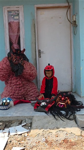 Aldebaran becomes a T-Rex selling Grandong masks