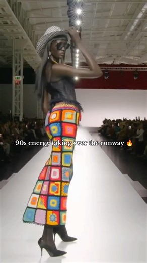 Not a regular runway walk… watch this 👀” #MoschinoSS24 #RunwayVibes #HighFashion