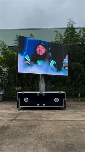 Portable LED display with flight case,one person can move and easy to operate.